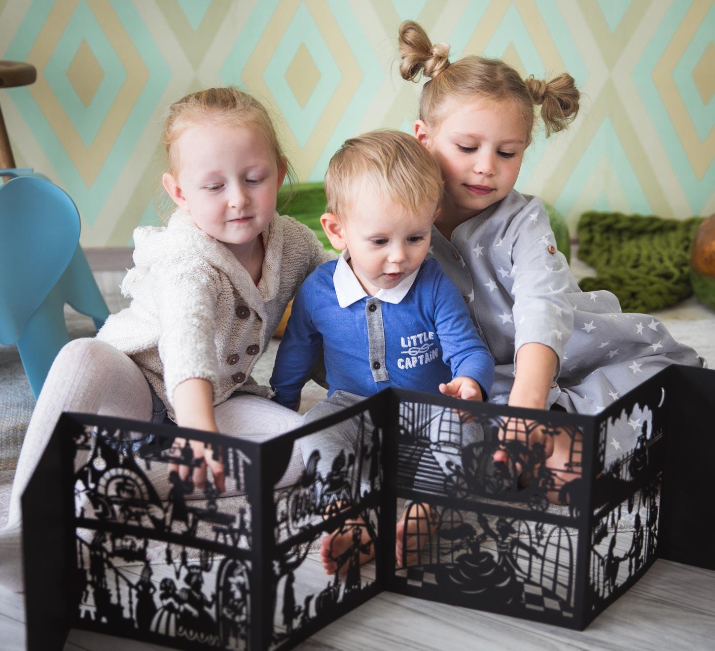 Подарочный набор театр теней Брeменские музыканты. Братья Гримм