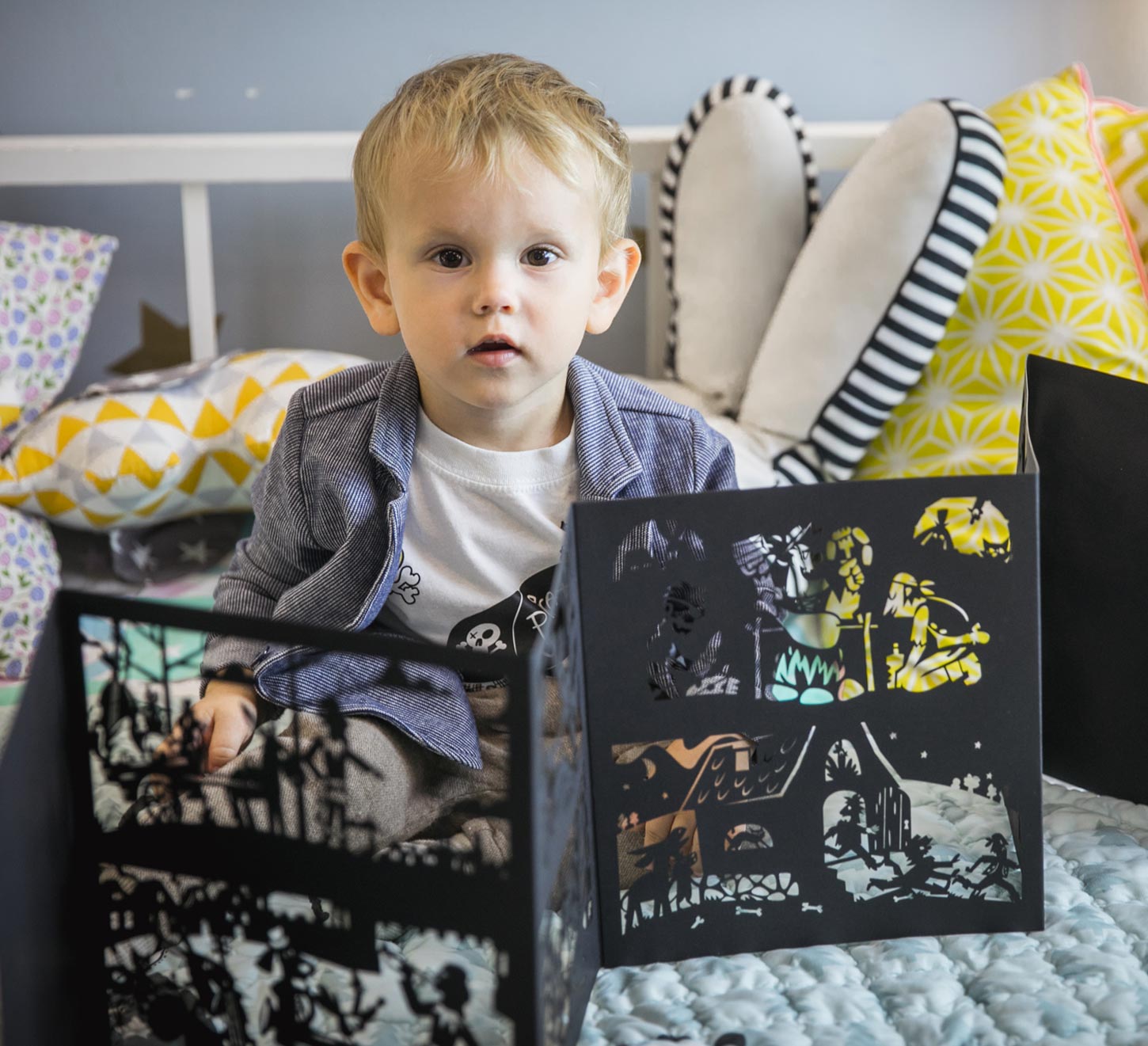 Подарочный набор театр теней Брeменские музыканты. Братья Гримм