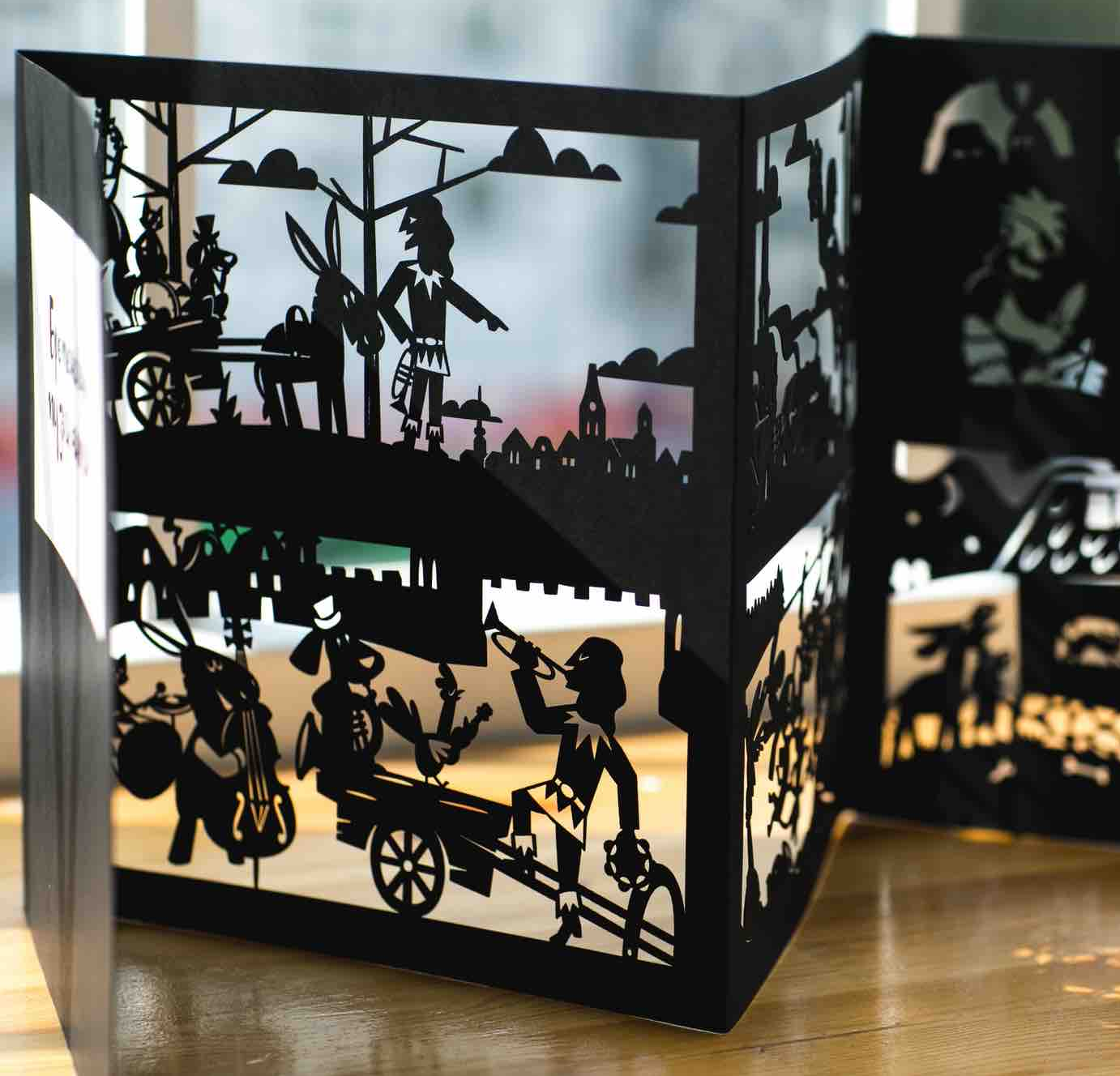 Подарочный набор театр теней Брeменские музыканты. Братья Гримм